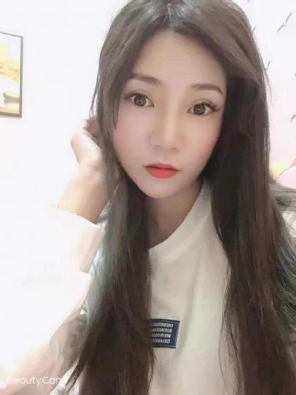 妹子皮肤很细，身材也不错，下面很紧致