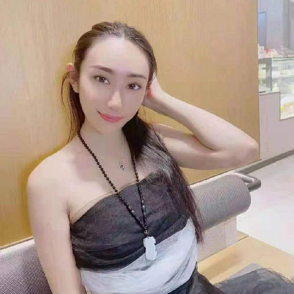 妹子b特别紧，水也特别多，长的好看