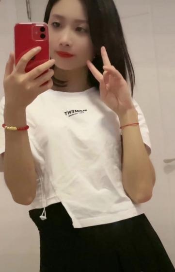 刚下海不久的小嫩妹，可以抱起来干