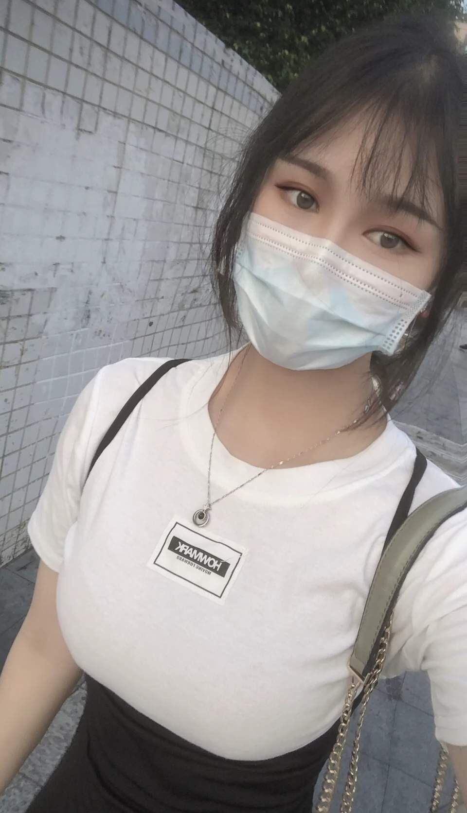 分享个肤白清纯少女，口活非常爽