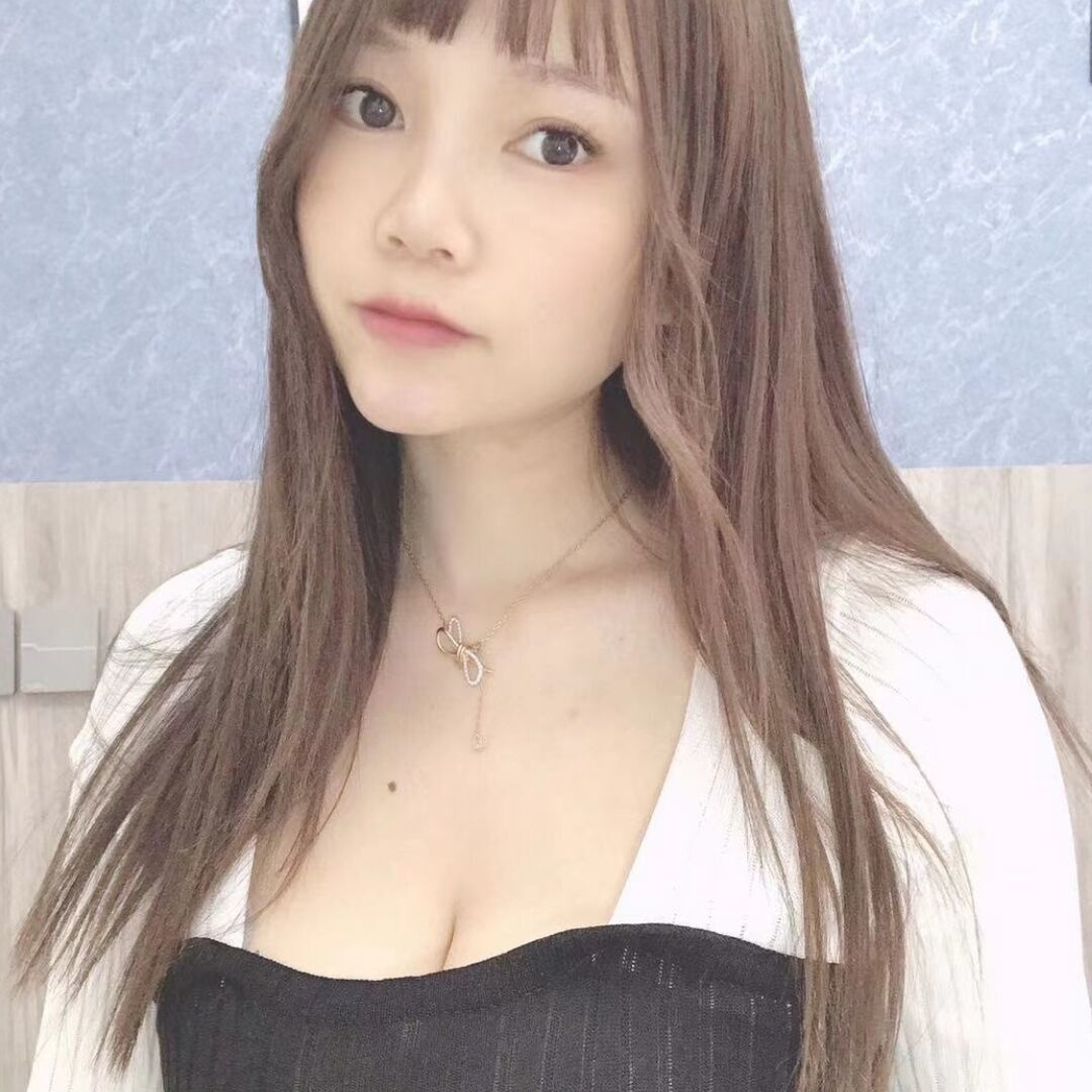 妹子娇小，嫩穴无毛，后入大灯直晃