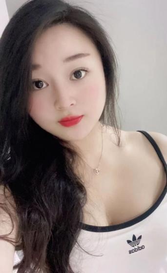 服务卖力的骚妹子，直接被口爆了