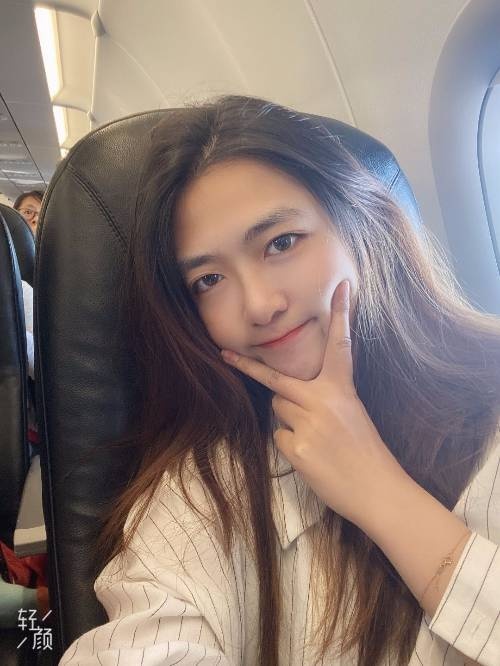 爱笑的妙龄气质美女，有点羞涩会撒娇