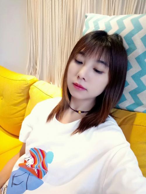 妹子胸围丰满，细腰翘臀的模特身材