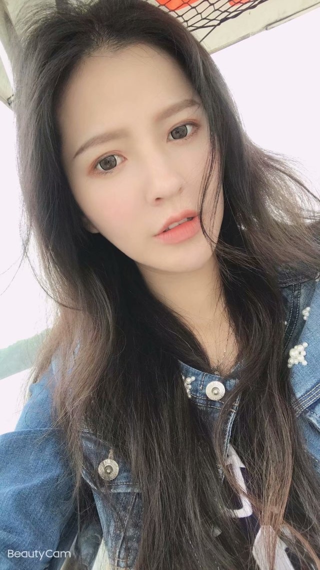 颜值高，身材棒，腿长腰细，非常有感觉
