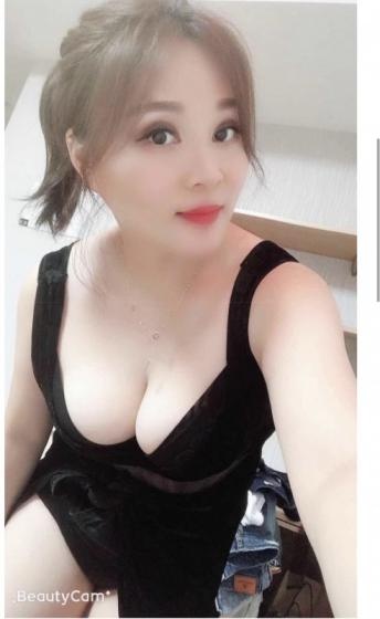 穿的情趣内衣，胸特别大，服务很卖力