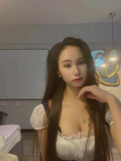 妹子身材不错，胸挺大，非常健谈