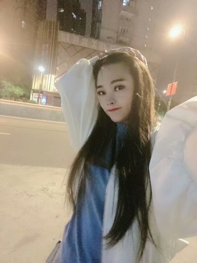 五官精致的御姐范妹子，风情妩媚