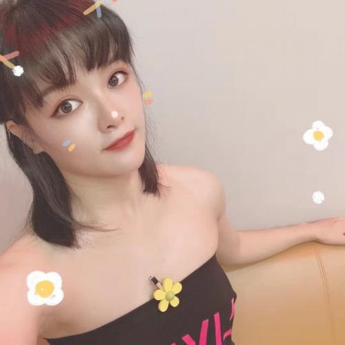 小美女年轻，身材苗条，颜值高