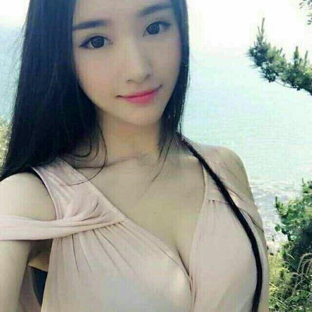清纯少女的制服诱惑，让人欲罢不能