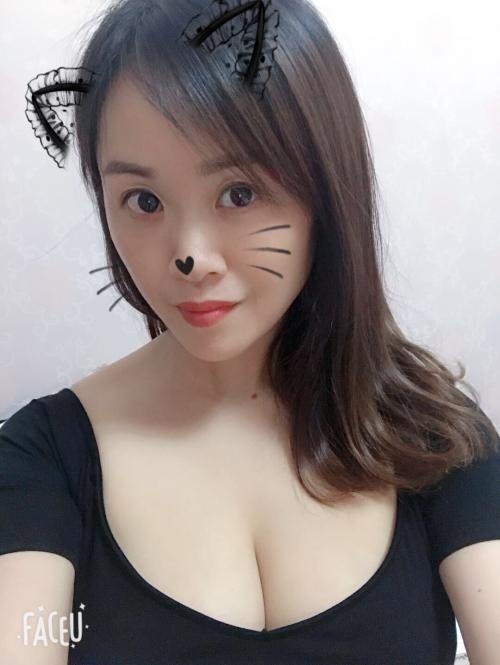 美艳的胸大少妇，性感服务爽