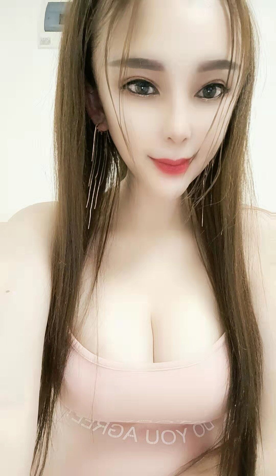 享受F奶美女的乳交服务，太爽了