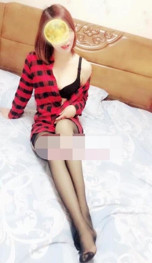 长腿美女穿着黑丝高跟，各种姿势都玩遍了