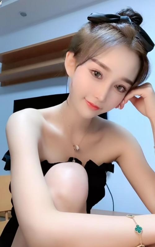 淫荡小骚货，水多，任你玩弄