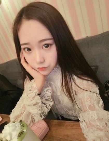 挺会聊天的小妹子，长相甜美，身材娇小