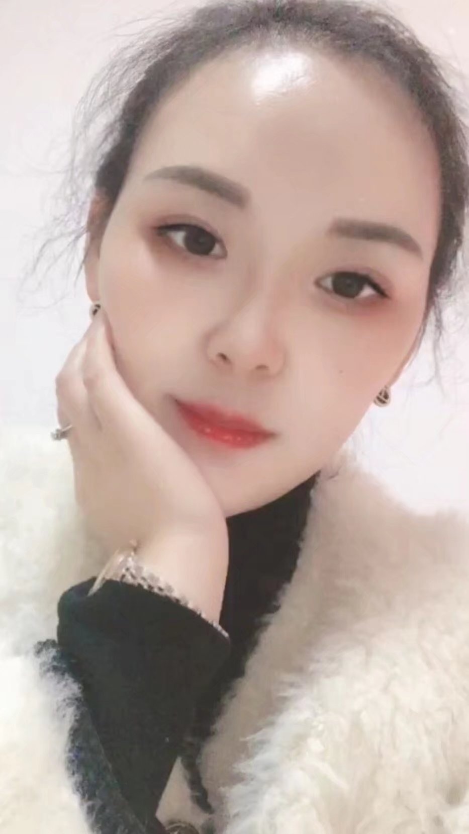 长相还不错的熟女，大胸摸起来就是爽