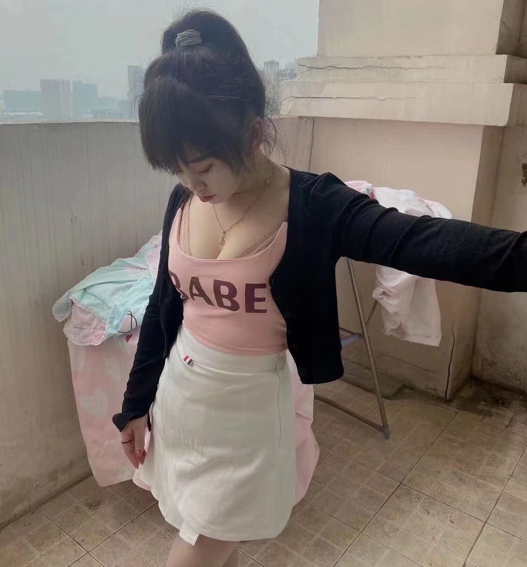 妹子属于娇小可爱型的，服务态度很好