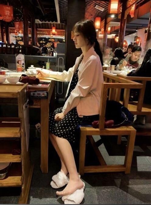 小姐姐胸型超美，一下就被吸引了