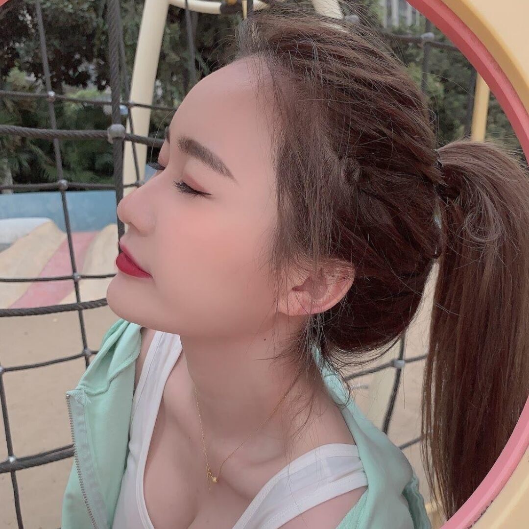 娇小可爱的身材，皮肤白皙，胸很圆润坚挺，下面很紧