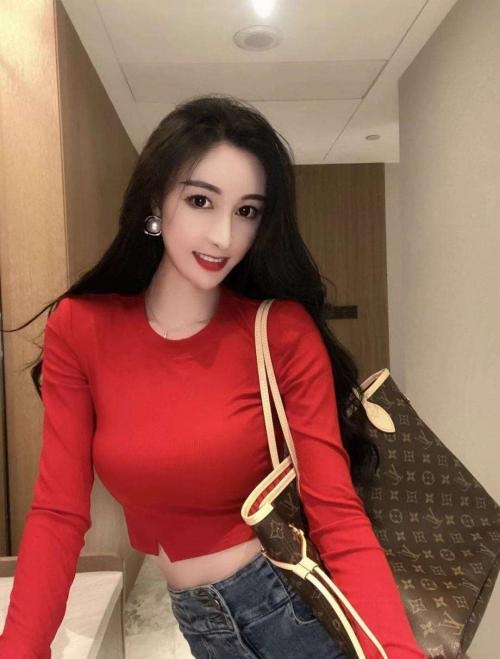 妹子长相身材真的是赞，有小情人的感觉