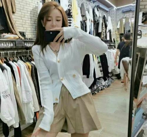 销售小姐姐兼职，小穴一摸就泛滥