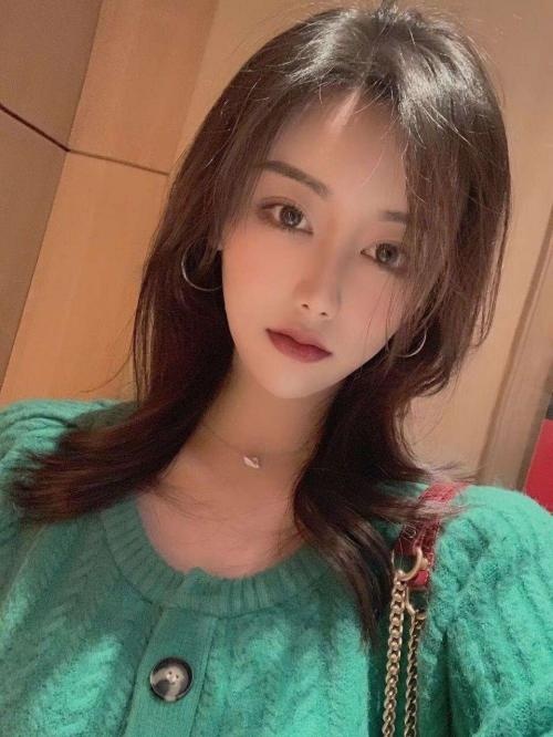 兼职学生妹，刚下海赚钱，三点还是很粉嫩的