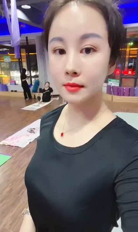 妹子练瑜伽各种姿势都可以做到，KH不错过程很爽