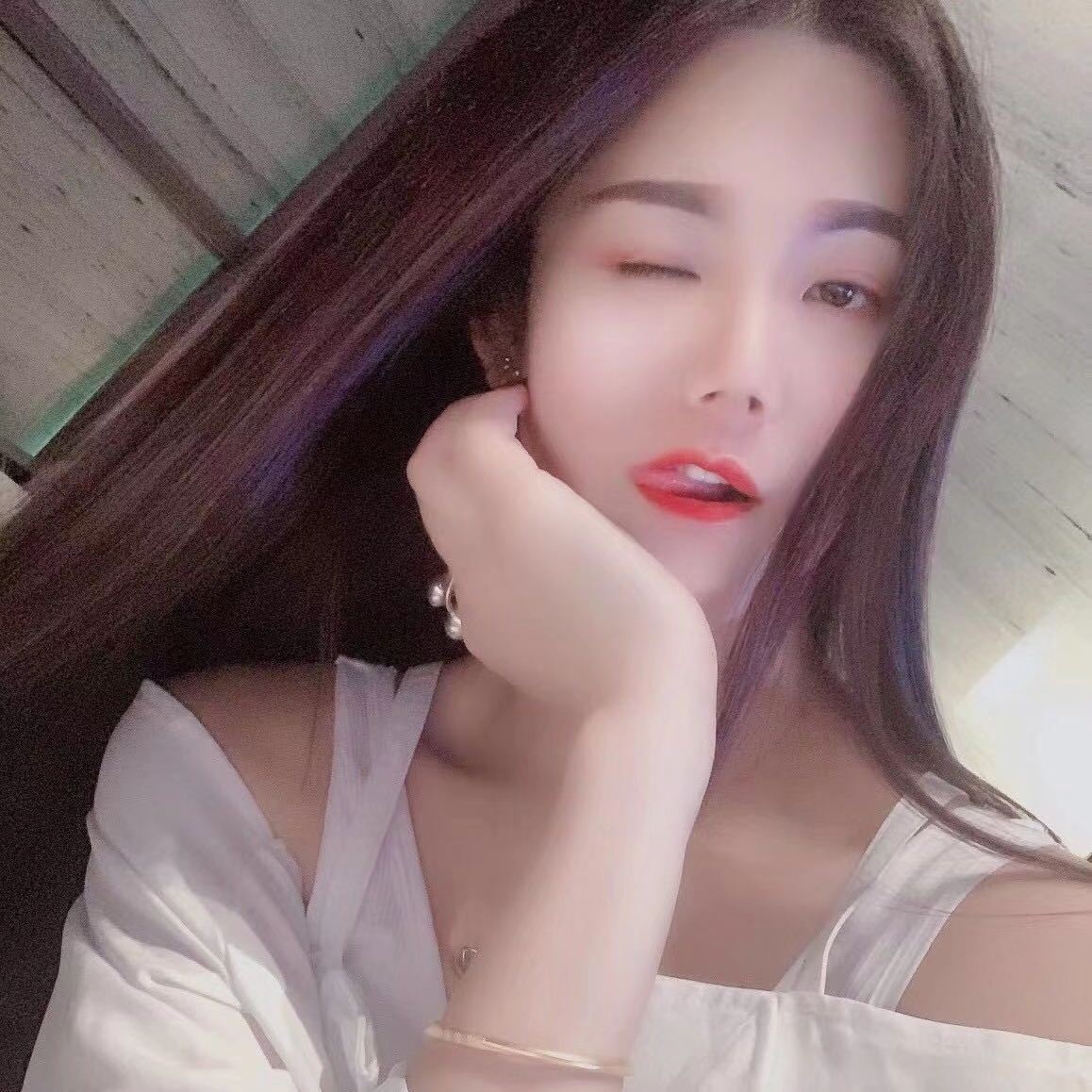 妹子长得还不错，也很玩的开，主要是年轻