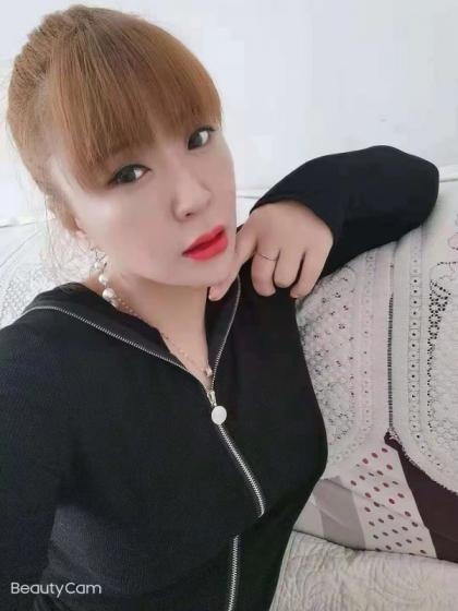 长相不错的骚气东北妹子，还会跳热舞