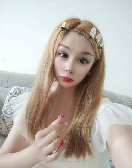放的开，挺年轻的，也很骚