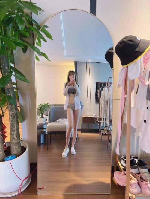 迷人小妹子，腿架起来真是让人欲罢不能