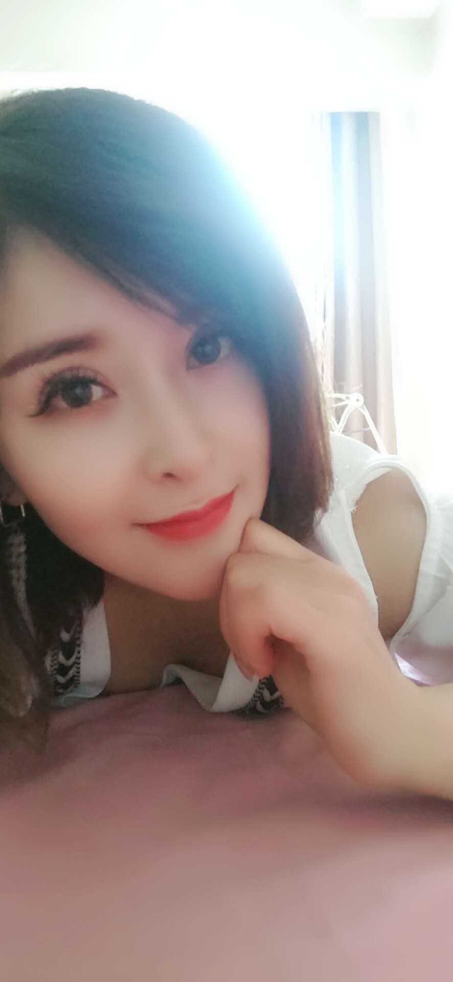水多的蝴蝶逼妹子，身材娇小可抱起来干