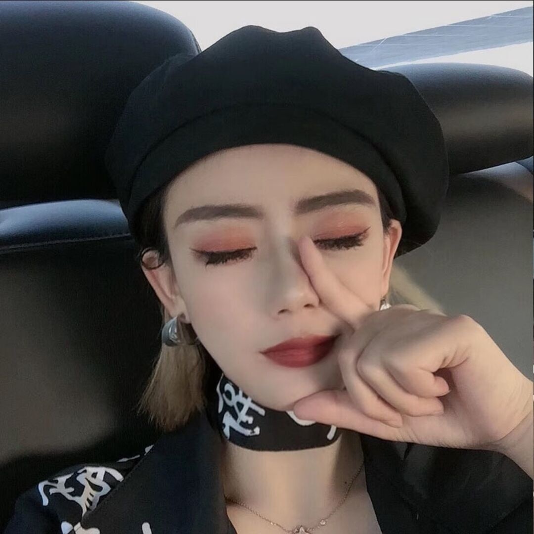 妹子身材不错，挺配合的，下面还有点粉