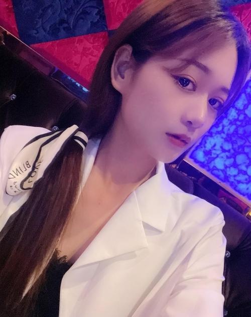 长相甜美的姐姐，大胸呼之欲出，听话耐操