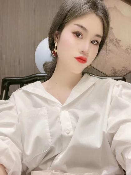模特身材，胜在年轻，穿上制服够性感，让人欲罢不能