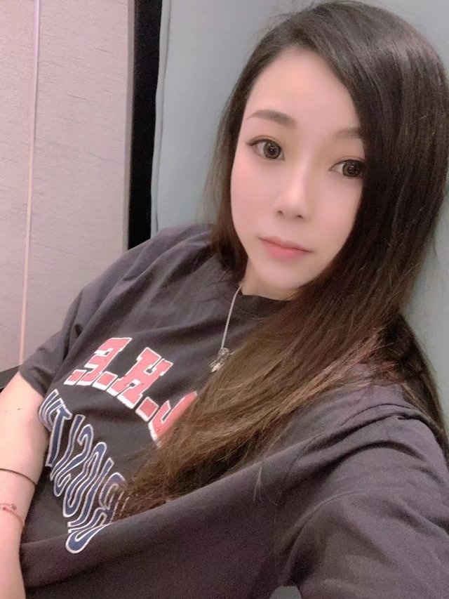 小穴还挺粉嫩，插进去够紧，有包裹感
