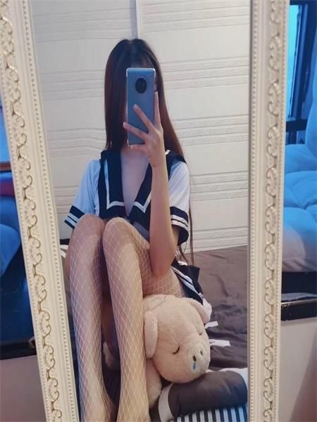 妹子皮肤挺好，白净又嫩，下面还紧致