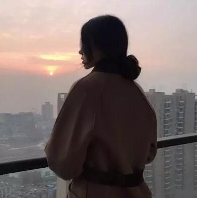 小姐姐白嫩嫩的身躯，看着垂涎欲滴