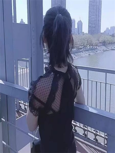 大胸妹子一个