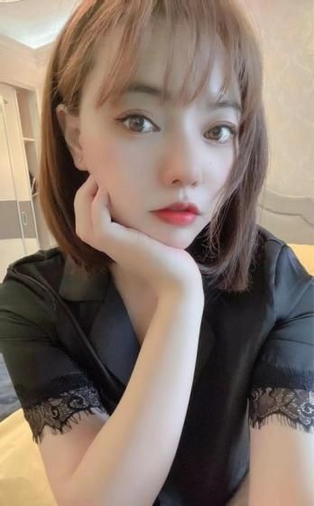 亲自体验可爱性感小姐姐，有种御姐的感觉