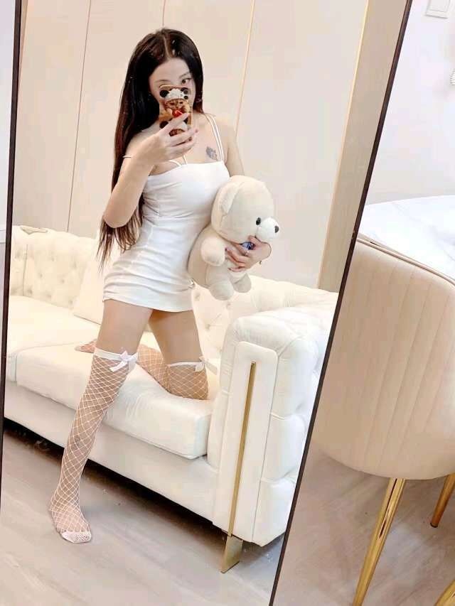 性感小妹子，可肛交，抓着大熊后入贼爽