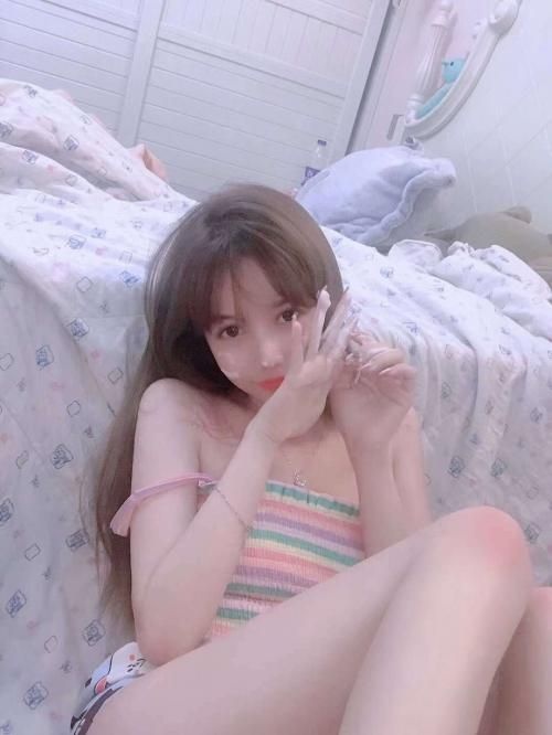 黑丝嫩模学生妹，满满的征服感