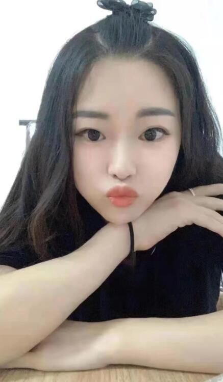 美丽的小萝莉，长相甜美，服务做的挺细