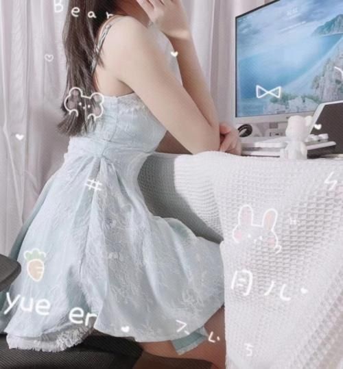 皮肤白嫩的大美女，前凸后翘身材棒