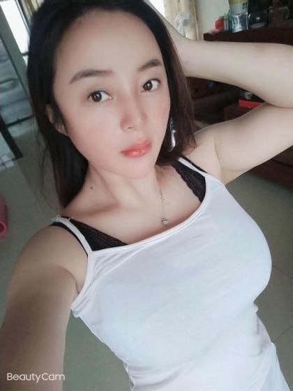 兼职妹妹胸大 b紧水多，叫声上下