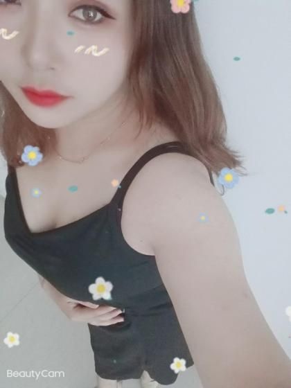 娇小可爱的小妹子，很温柔，有女友的感觉