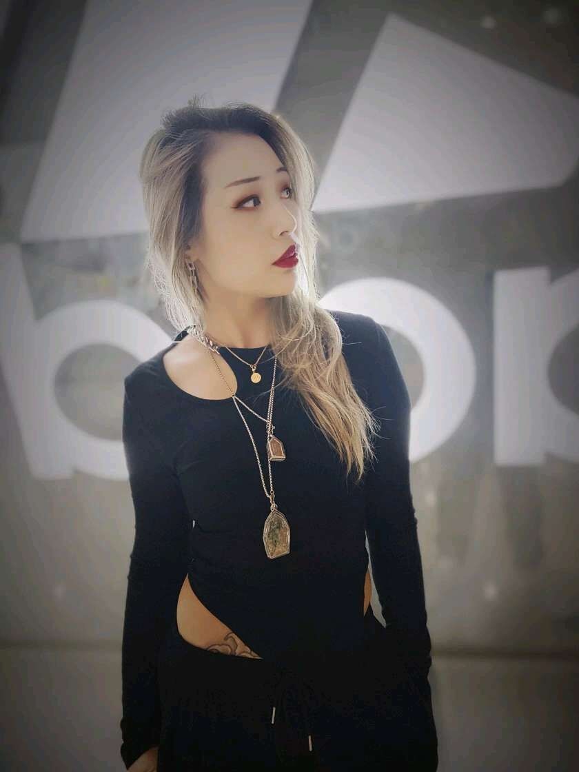 叫声特别淫荡的骚妇，喜欢女上