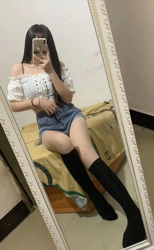 白净的良家小妹，姿势配合不敷衍