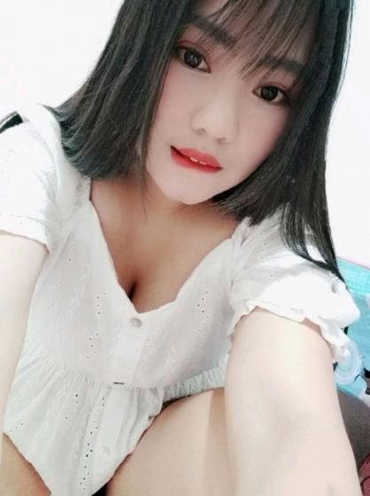妹子长相甜美爱笑！长的漂亮，下面很紧