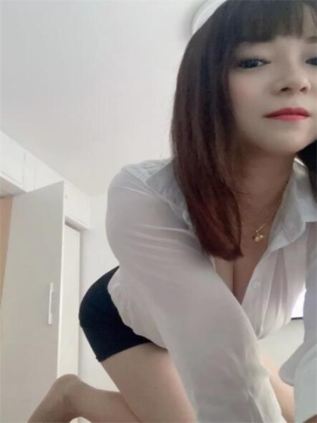 魅惑妞儿是个荡货，服务超级爽